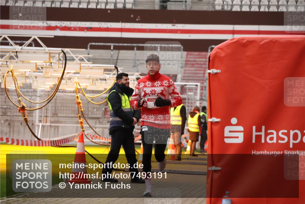 08.12.2024 - St. Pauli X-Mass-Run No. 14 Yannick Fuchs http://msf.ph/oto/7493191 08.12.2024 10:51:34 Ziel 1, 1345 meine-sportfotos.de