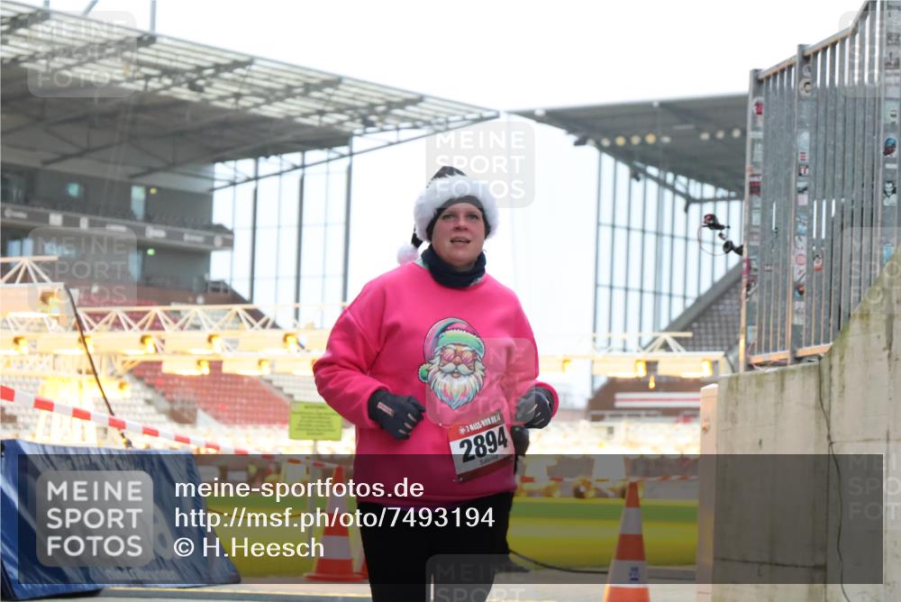 08.12.2024 - St. Pauli X-Mass-Run No. 14 H.Heesch http://msf.ph/oto/7493194 08.12.2024 10:06:35 Ziel 40, 65, 696, 1013, 1016, 1068, 1232, 1563, 3006, 696, 1013, 1016, 1563, 2894 meine-sportfotos.de