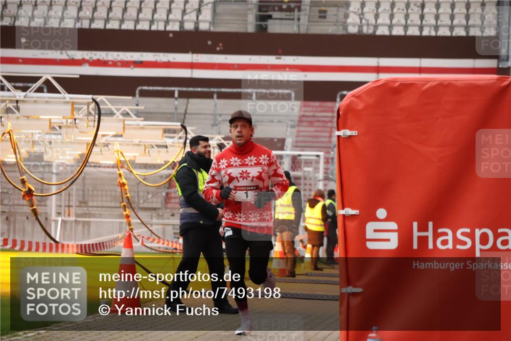 08.12.2024 - St. Pauli X-Mass-Run No. 14 Yannick Fuchs http://msf.ph/oto/7493198 08.12.2024 10:51:34 Ziel 1, 1345 meine-sportfotos.de