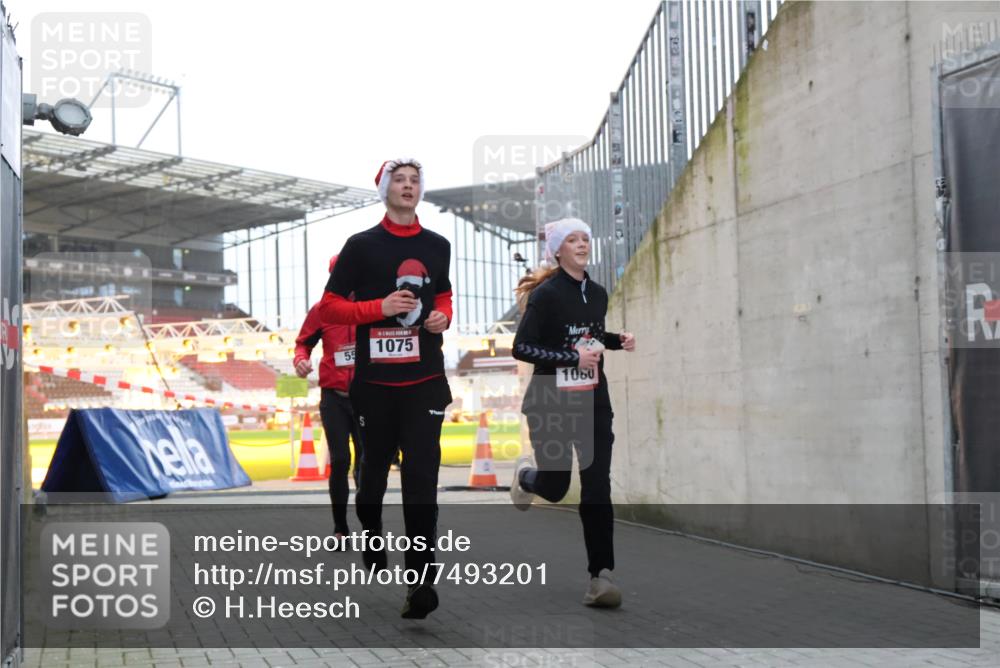 08.12.2024 - St. Pauli X-Mass-Run No. 14 H.Heesch http://msf.ph/oto/7493201 08.12.2024 09:58:34 Ziel 1075, 1080, 1396, 1397, 1789, 2872, 2934, 2943, 2944, 3171, 55, 880, 1075, 1080, 1396, 1397 meine-sportfotos.de