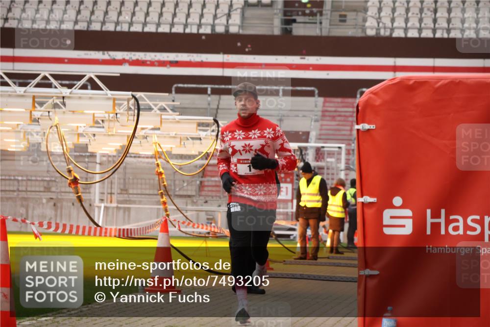 08.12.2024 - St. Pauli X-Mass-Run No. 14 Yannick Fuchs http://msf.ph/oto/7493205 08.12.2024 10:51:35 Ziel 1, 1345 meine-sportfotos.de
