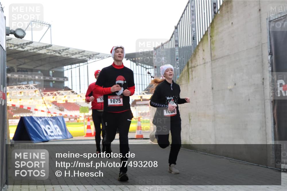 08.12.2024 - St. Pauli X-Mass-Run No. 14 H.Heesch http://msf.ph/oto/7493208 08.12.2024 09:58:34 Ziel 1075, 1080, 1396, 1397, 1789, 2872, 2934, 2943, 2944, 3171, 55, 880, 1075, 1080, 1396, 1397 meine-sportfotos.de
