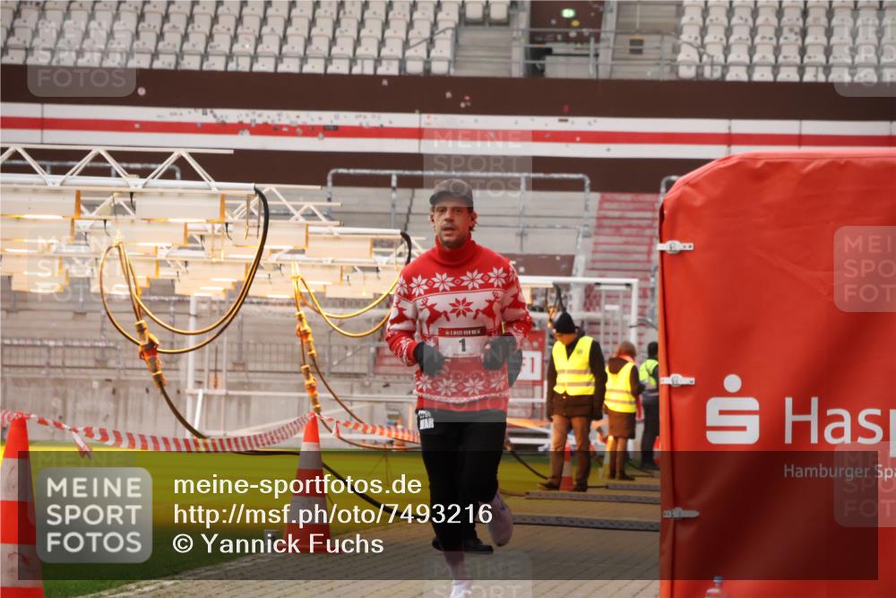 08.12.2024 - St. Pauli X-Mass-Run No. 14 Yannick Fuchs http://msf.ph/oto/7493216 08.12.2024 10:51:35 Ziel 1, 1345 meine-sportfotos.de
