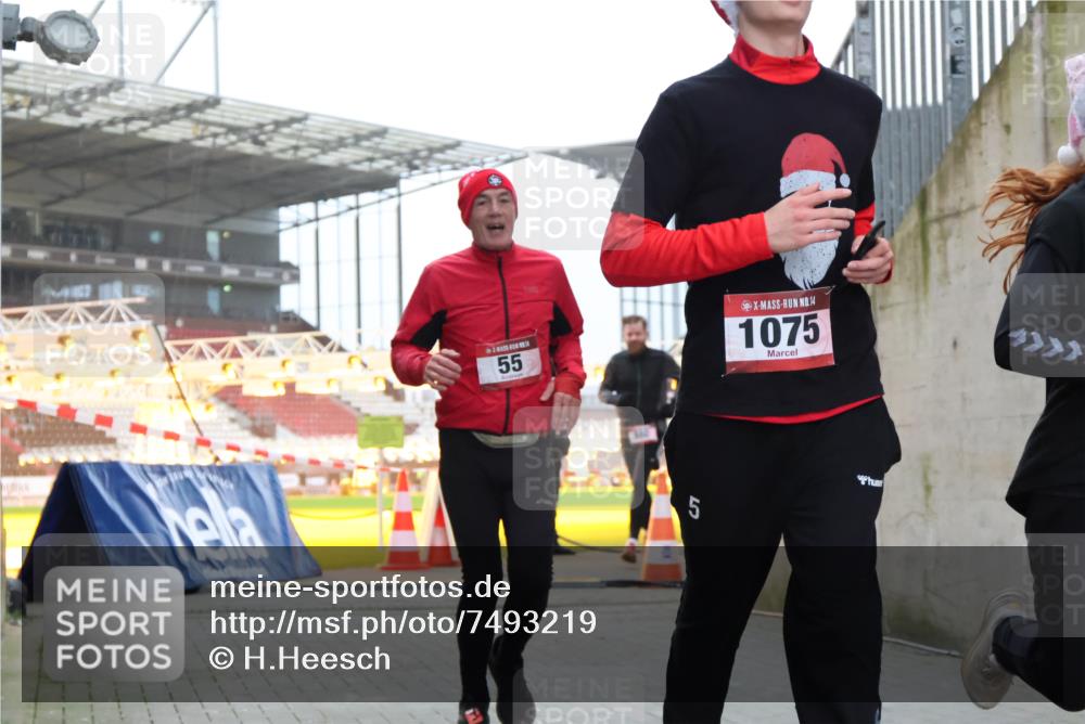 08.12.2024 - St. Pauli X-Mass-Run No. 14 H.Heesch http://msf.ph/oto/7493219 08.12.2024 09:58:34 Ziel 1075, 1080, 1396, 1397, 1789, 2872, 2934, 2943, 2944, 3171, 55, 880, 1075, 1080, 1396, 1397 meine-sportfotos.de