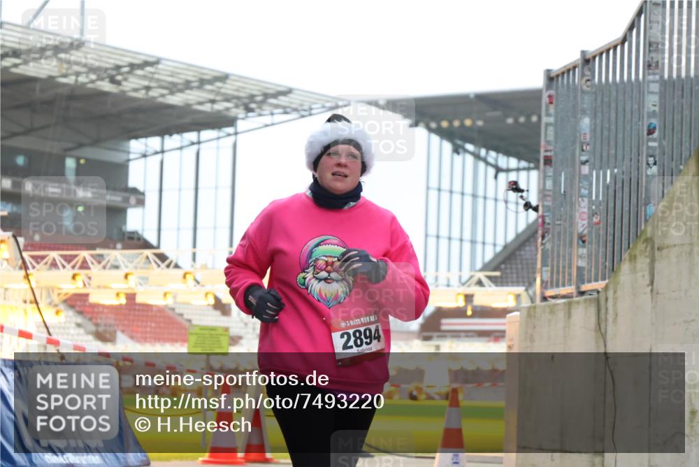 08.12.2024 - St. Pauli X-Mass-Run No. 14 H.Heesch http://msf.ph/oto/7493220 08.12.2024 10:06:35 Ziel 40, 65, 696, 1013, 1016, 1068, 1232, 1563, 3006, 696, 1013, 1016, 1563, 2894 meine-sportfotos.de