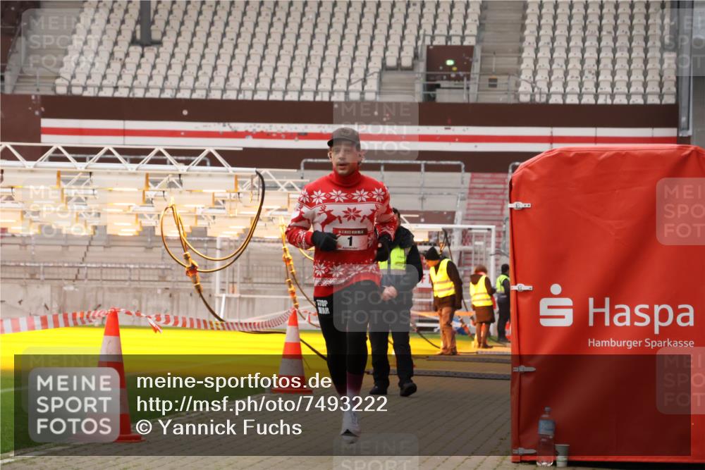 08.12.2024 - St. Pauli X-Mass-Run No. 14 Yannick Fuchs http://msf.ph/oto/7493222 08.12.2024 10:51:36 Ziel 1 meine-sportfotos.de