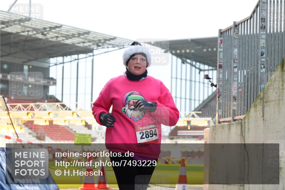 08.12.2024 - St. Pauli X-Mass-Run No. 14 H.Heesch http://msf.ph/oto/7493229 08.12.2024 10:06:35 Ziel 40, 65, 696, 1013, 1016, 1068, 1232, 1563, 3006, 696, 1013, 1016, 1563, 2894 meine-sportfotos.de