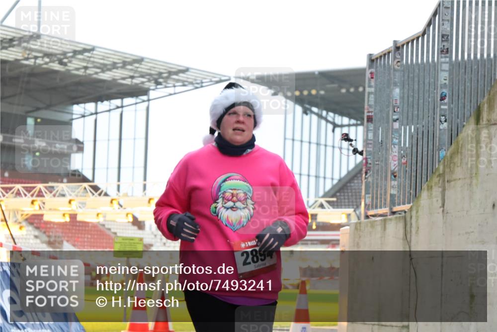 08.12.2024 - St. Pauli X-Mass-Run No. 14 H.Heesch http://msf.ph/oto/7493241 08.12.2024 10:06:35 Ziel 40, 65, 696, 1013, 1016, 1068, 1232, 1563, 3006, 696, 1013, 1016, 1563, 2894 meine-sportfotos.de