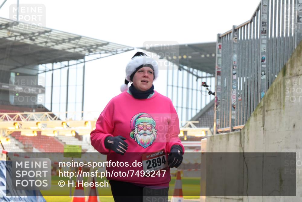 08.12.2024 - St. Pauli X-Mass-Run No. 14 H.Heesch http://msf.ph/oto/7493247 08.12.2024 10:06:35 Ziel 40, 65, 696, 1013, 1016, 1068, 1232, 1563, 3006, 696, 1013, 1016, 1563, 2894 meine-sportfotos.de