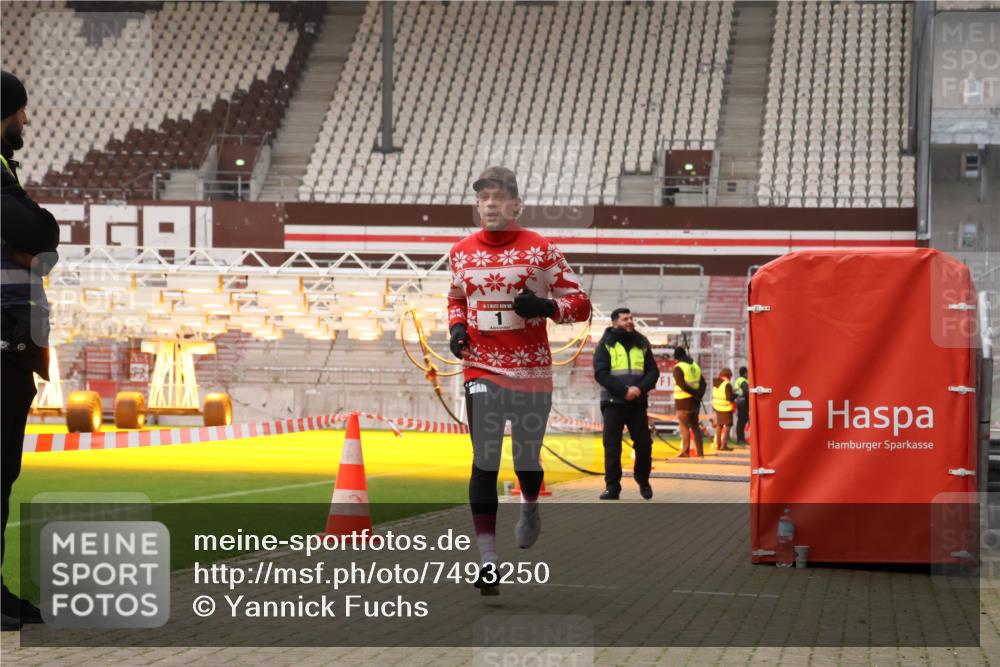 08.12.2024 - St. Pauli X-Mass-Run No. 14 Yannick Fuchs http://msf.ph/oto/7493250 08.12.2024 10:51:37 Ziel 1 meine-sportfotos.de
