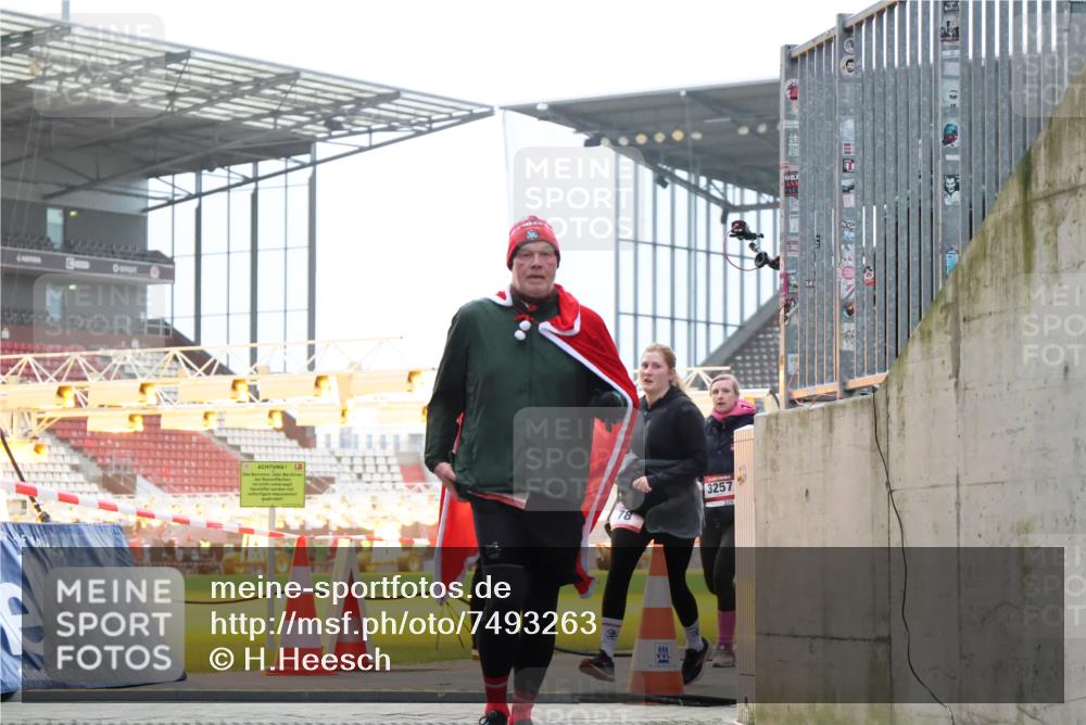 08.12.2024 - St. Pauli X-Mass-Run No. 14 H.Heesch http://msf.ph/oto/7493263 08.12.2024 10:06:45 Ziel 696, 1013, 1016, 1563, 2894, 78, 529, 3257, 3259 meine-sportfotos.de