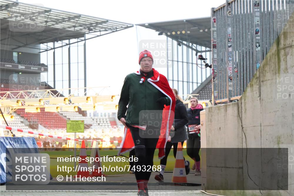 08.12.2024 - St. Pauli X-Mass-Run No. 14 H.Heesch http://msf.ph/oto/7493268 08.12.2024 10:06:45 Ziel 696, 1013, 1016, 1563, 2894, 78, 529, 3257, 3259 meine-sportfotos.de