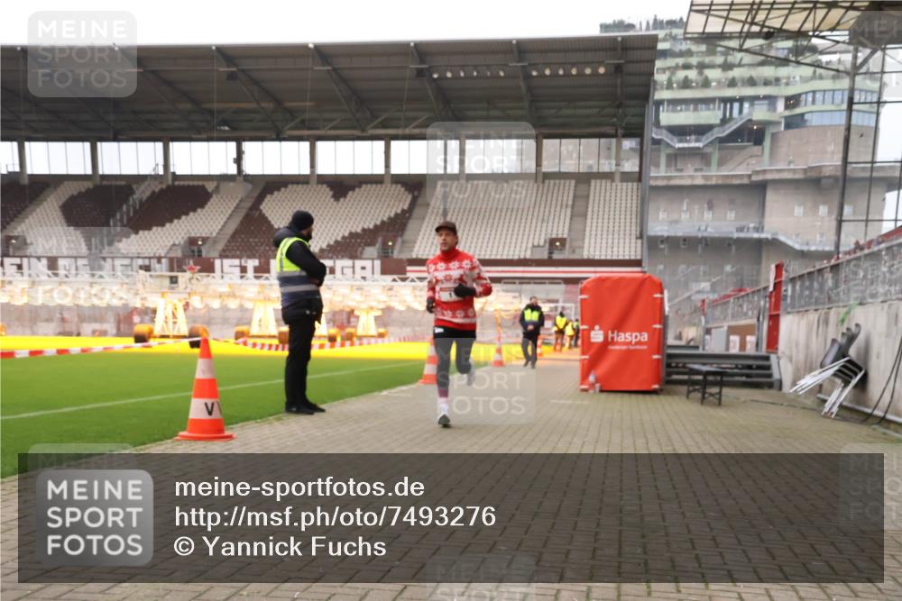 08.12.2024 - St. Pauli X-Mass-Run No. 14 Yannick Fuchs http://msf.ph/oto/7493276 08.12.2024 10:51:38 Ziel 1 meine-sportfotos.de