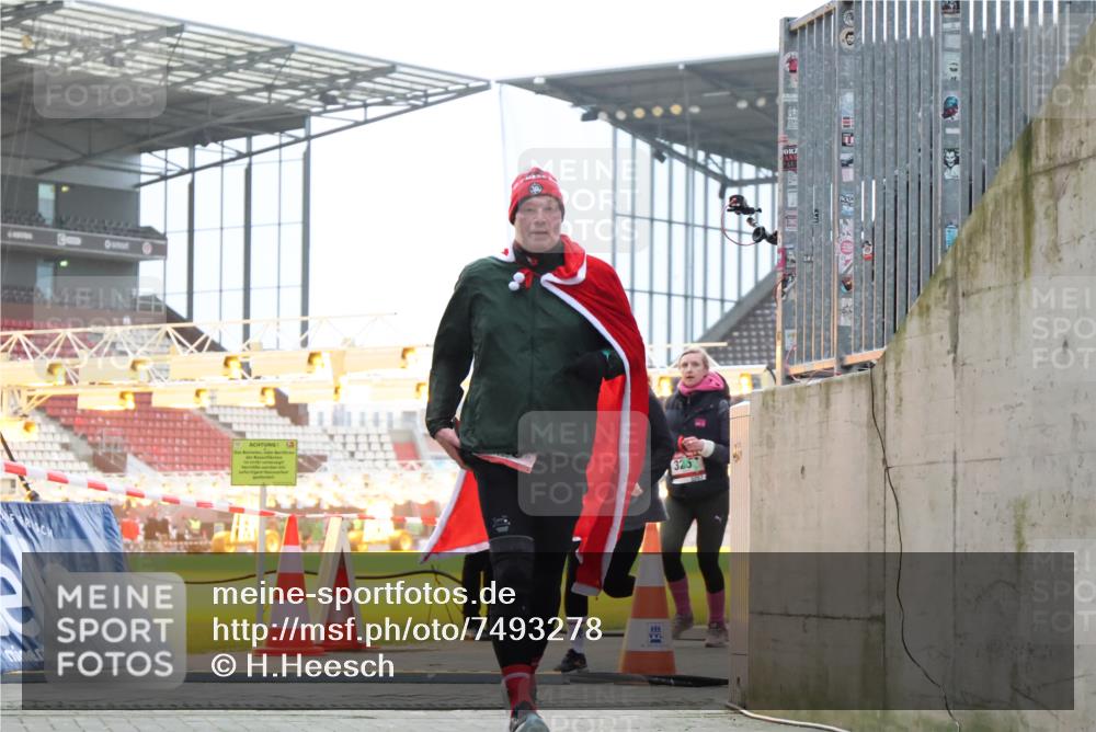 08.12.2024 - St. Pauli X-Mass-Run No. 14 H.Heesch http://msf.ph/oto/7493278 08.12.2024 10:06:45 Ziel 696, 1013, 1016, 1563, 2894, 78, 529, 3257, 3259 meine-sportfotos.de