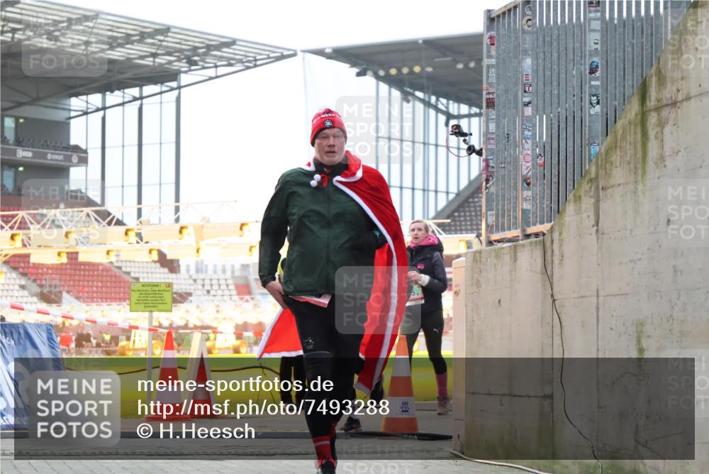 08.12.2024 - St. Pauli X-Mass-Run No. 14 H.Heesch http://msf.ph/oto/7493288 08.12.2024 10:06:45 Ziel 696, 1013, 1016, 1563, 2894, 78, 529, 3257, 3259 meine-sportfotos.de