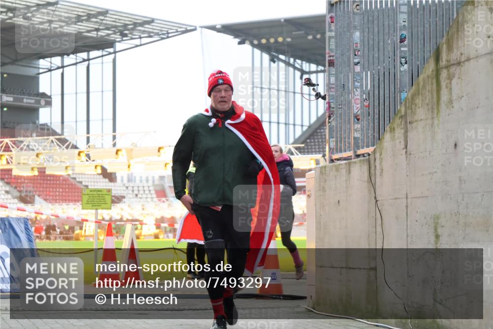 08.12.2024 - St. Pauli X-Mass-Run No. 14 H.Heesch http://msf.ph/oto/7493297 08.12.2024 10:06:45 Ziel 696, 1013, 1016, 1563, 2894, 78, 529, 3257, 3259 meine-sportfotos.de