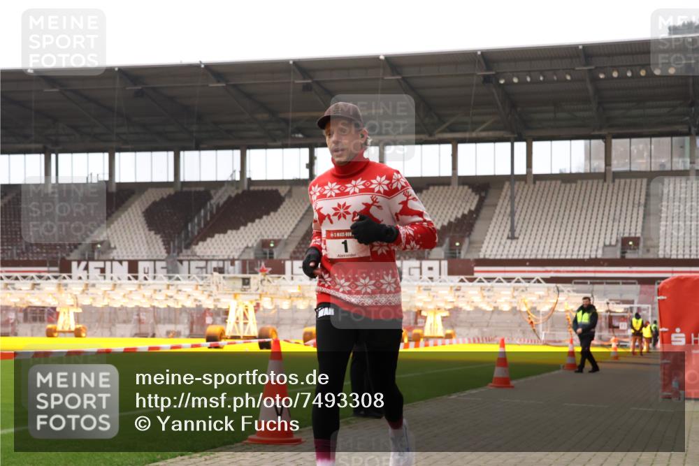 08.12.2024 - St. Pauli X-Mass-Run No. 14 Yannick Fuchs http://msf.ph/oto/7493308 08.12.2024 10:51:39 Ziel 1 meine-sportfotos.de