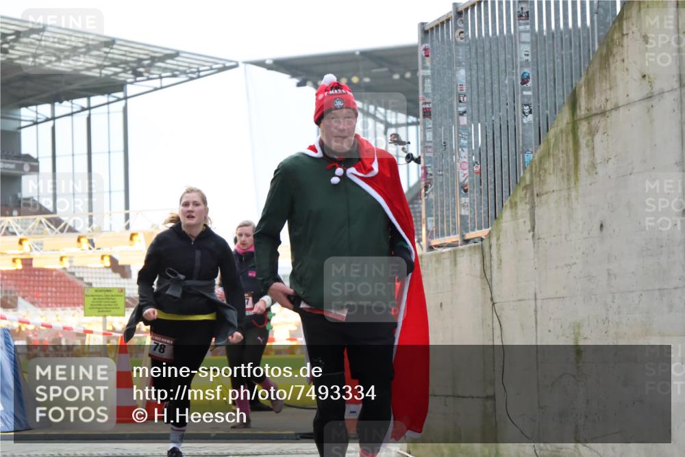 08.12.2024 - St. Pauli X-Mass-Run No. 14 H.Heesch http://msf.ph/oto/7493334 08.12.2024 10:06:46 Ziel 696, 1013, 1016, 1563, 2894, 78, 529, 3257, 3259 meine-sportfotos.de