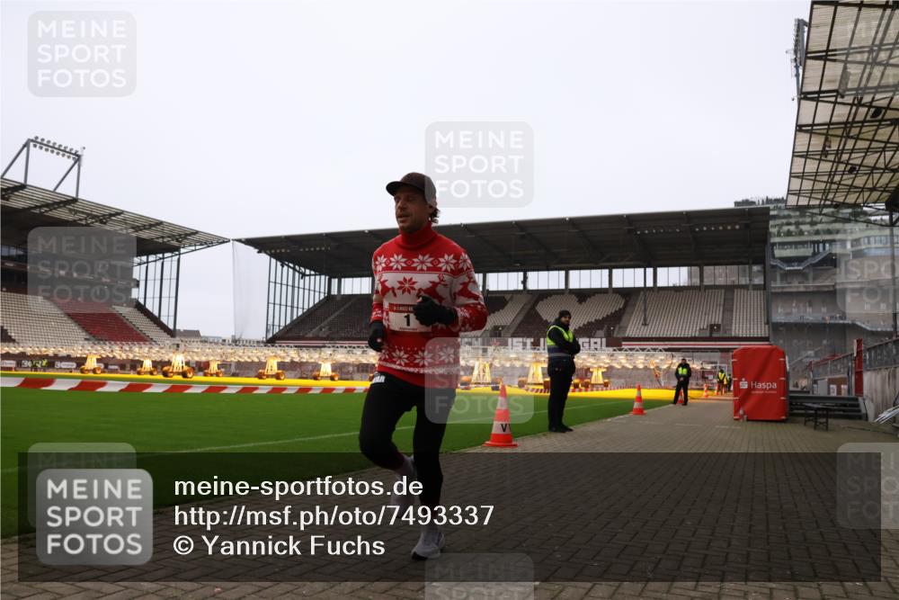 08.12.2024 - St. Pauli X-Mass-Run No. 14 Yannick Fuchs http://msf.ph/oto/7493337 08.12.2024 10:51:40 Ziel 1 meine-sportfotos.de