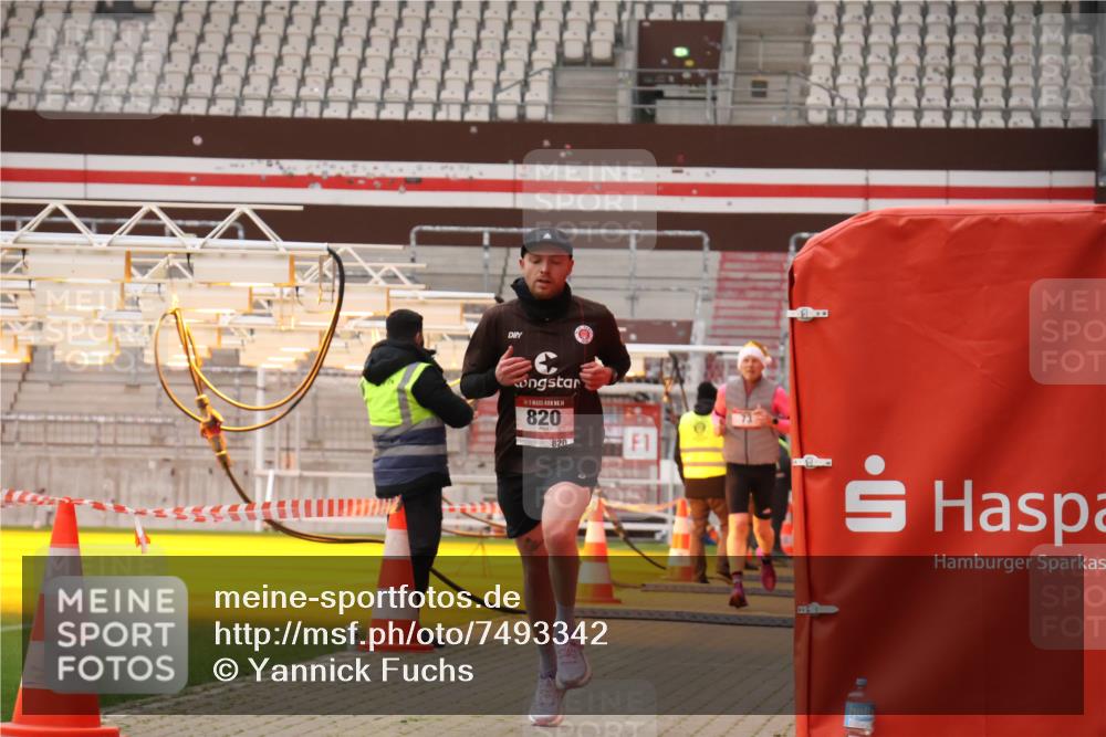 08.12.2024 - St. Pauli X-Mass-Run No. 14 Yannick Fuchs http://msf.ph/oto/7493342 08.12.2024 10:51:58 Ziel 73, 820 meine-sportfotos.de