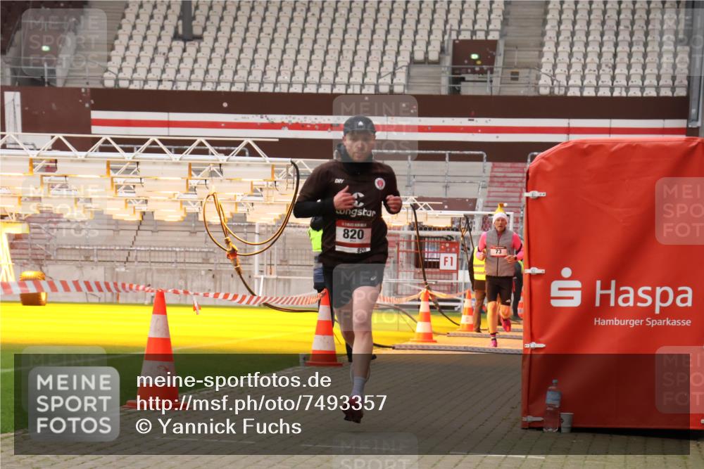 08.12.2024 - St. Pauli X-Mass-Run No. 14 Yannick Fuchs http://msf.ph/oto/7493357 08.12.2024 10:51:59 Ziel 73, 820 meine-sportfotos.de
