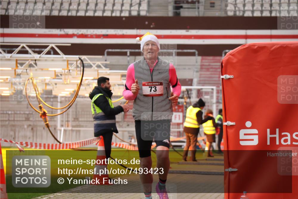 08.12.2024 - St. Pauli X-Mass-Run No. 14 Yannick Fuchs http://msf.ph/oto/7493423 08.12.2024 10:52:05 Ziel 73, 820, 1756, 1785 meine-sportfotos.de