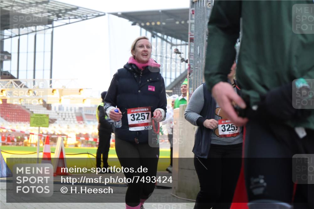 08.12.2024 - St. Pauli X-Mass-Run No. 14 H.Heesch http://msf.ph/oto/7493424 08.12.2024 10:06:49 Ziel 78, 696, 2894, 78, 529, 885, 3257, 3259 meine-sportfotos.de