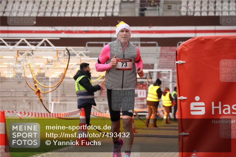 08.12.2024 - St. Pauli X-Mass-Run No. 14 Yannick Fuchs http://msf.ph/oto/7493432 08.12.2024 10:52:05 Ziel 73, 820, 1756, 1785 meine-sportfotos.de