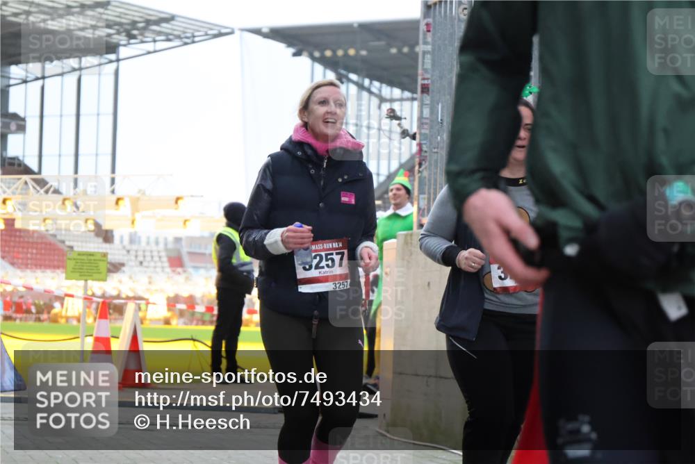 08.12.2024 - St. Pauli X-Mass-Run No. 14 H.Heesch http://msf.ph/oto/7493434 08.12.2024 10:06:50 Ziel 78, 529, 2894, 3257, 529, 885, 890, 3257, 3259 meine-sportfotos.de