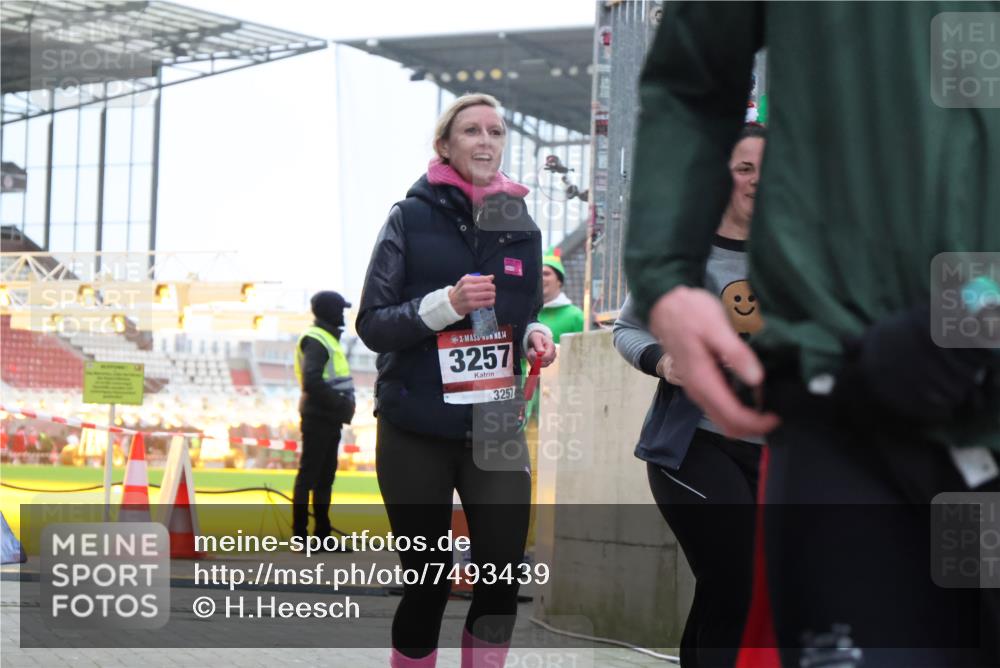 08.12.2024 - St. Pauli X-Mass-Run No. 14 H.Heesch http://msf.ph/oto/7493439 08.12.2024 10:06:50 Ziel 78, 529, 2894, 3257, 529, 885, 890, 3257, 3259 meine-sportfotos.de