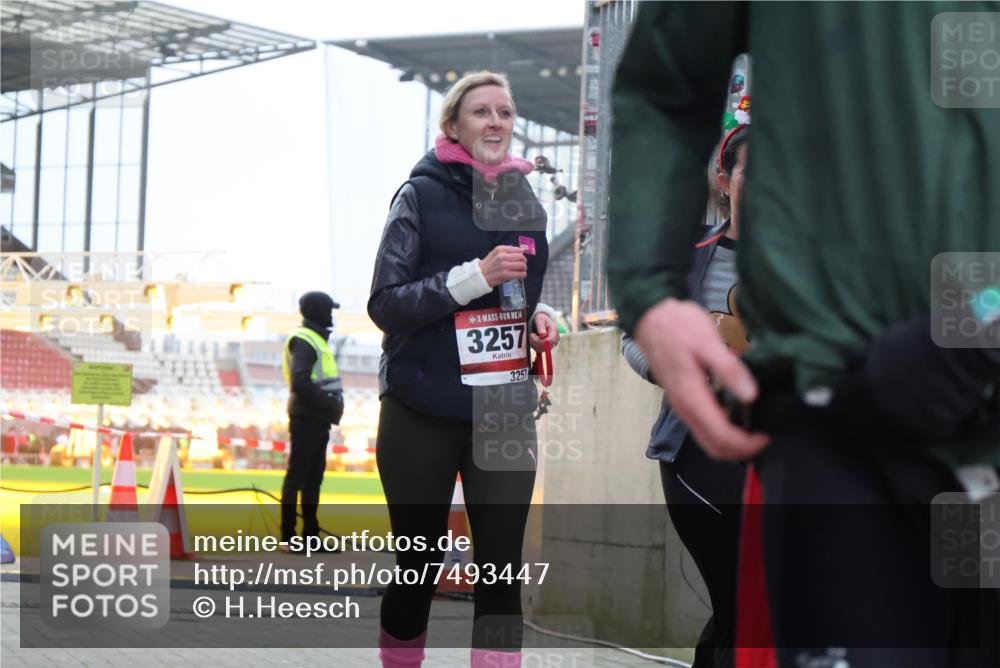 08.12.2024 - St. Pauli X-Mass-Run No. 14 H.Heesch http://msf.ph/oto/7493447 08.12.2024 10:06:50 Ziel 78, 529, 2894, 3257, 529, 885, 890, 3257, 3259 meine-sportfotos.de