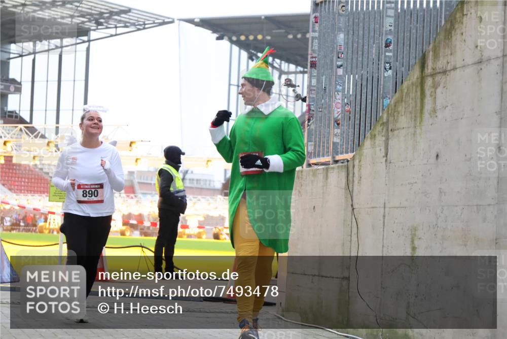 08.12.2024 - St. Pauli X-Mass-Run No. 14 H.Heesch http://msf.ph/oto/7493478 08.12.2024 10:06:53 Ziel 78, 529, 3257, 3259, 621, 698, 795, 885, 890, 1424, 3259 meine-sportfotos.de