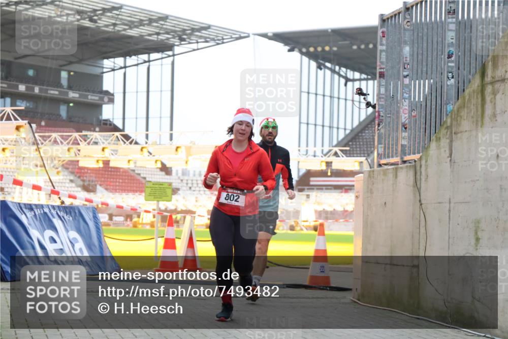08.12.2024 - St. Pauli X-Mass-Run No. 14 H.Heesch http://msf.ph/oto/7493482 08.12.2024 09:58:41 Ziel 55, 880, 1075, 1080, 1396, 1397, 2872, 49, 802, 1864, 2984, 3109 meine-sportfotos.de