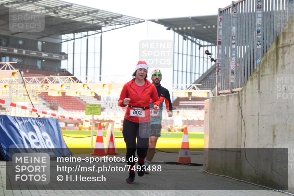 08.12.2024 - St. Pauli X-Mass-Run No. 14 H.Heesch http://msf.ph/oto/7493488 08.12.2024 09:58:41 Ziel 55, 880, 1075, 1080, 1396, 1397, 2872, 49, 802, 1864, 2984, 3109 meine-sportfotos.de