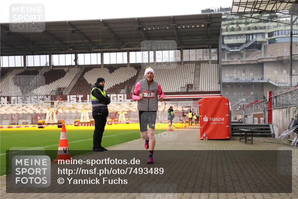 08.12.2024 - St. Pauli X-Mass-Run No. 14 Yannick Fuchs http://msf.ph/oto/7493489 08.12.2024 10:52:08 Ziel 73, 1756, 1785 meine-sportfotos.de