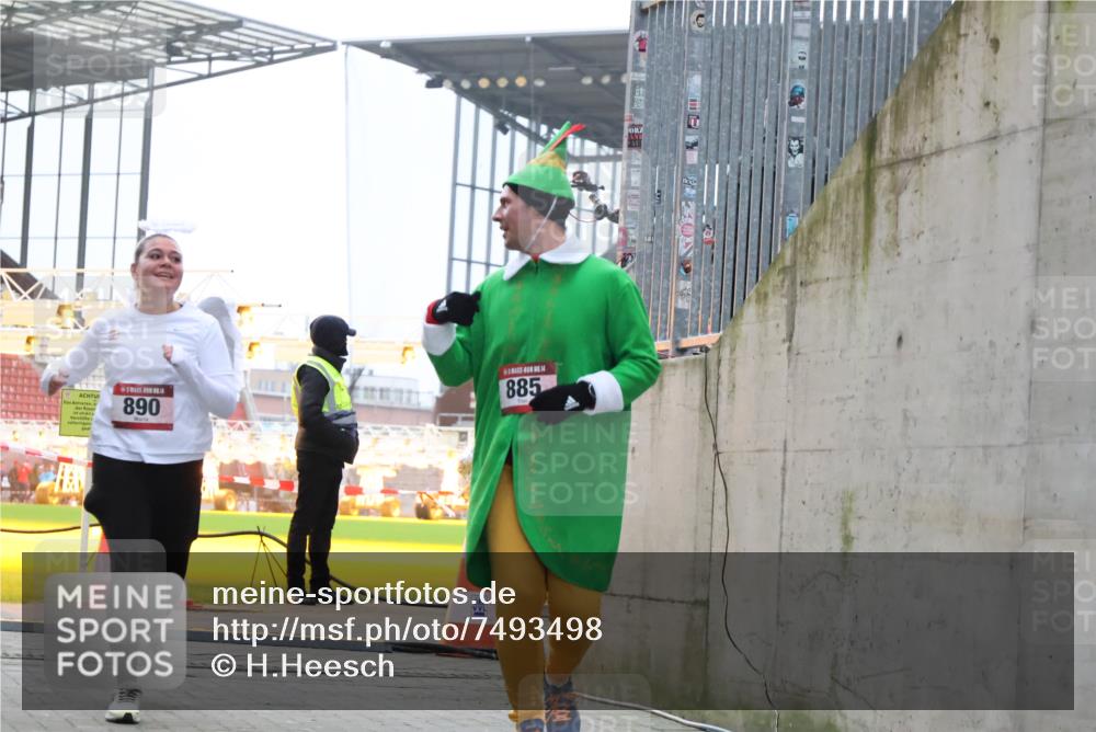08.12.2024 - St. Pauli X-Mass-Run No. 14 H.Heesch http://msf.ph/oto/7493498 08.12.2024 10:06:53 Ziel 78, 529, 3257, 3259, 621, 698, 795, 885, 890, 1424, 3259 meine-sportfotos.de