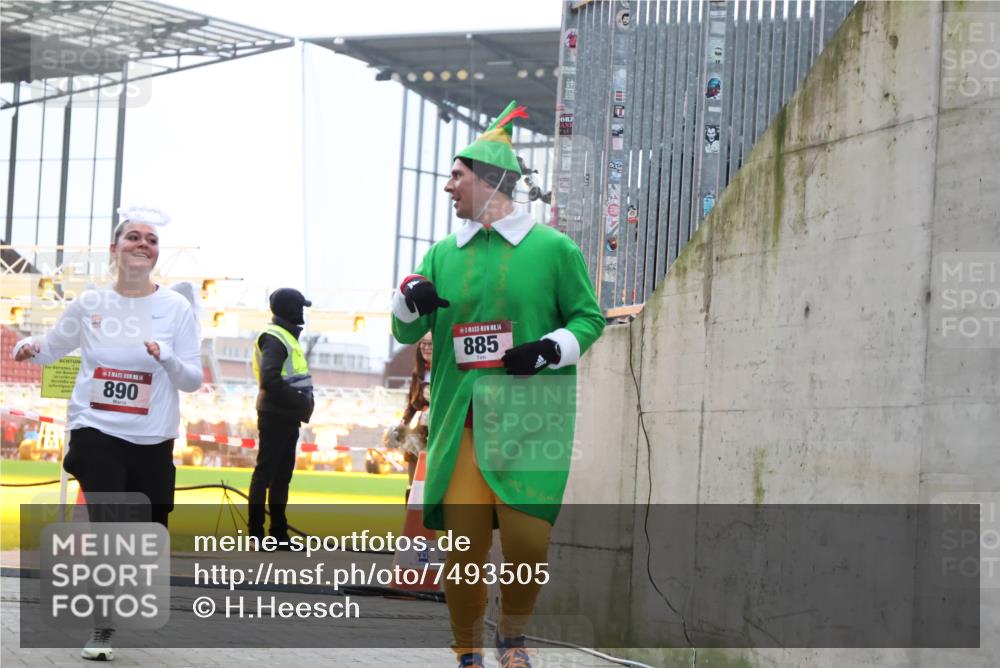 08.12.2024 - St. Pauli X-Mass-Run No. 14 H.Heesch http://msf.ph/oto/7493505 08.12.2024 10:06:53 Ziel 78, 529, 3257, 3259, 621, 698, 795, 885, 890, 1424, 3259 meine-sportfotos.de