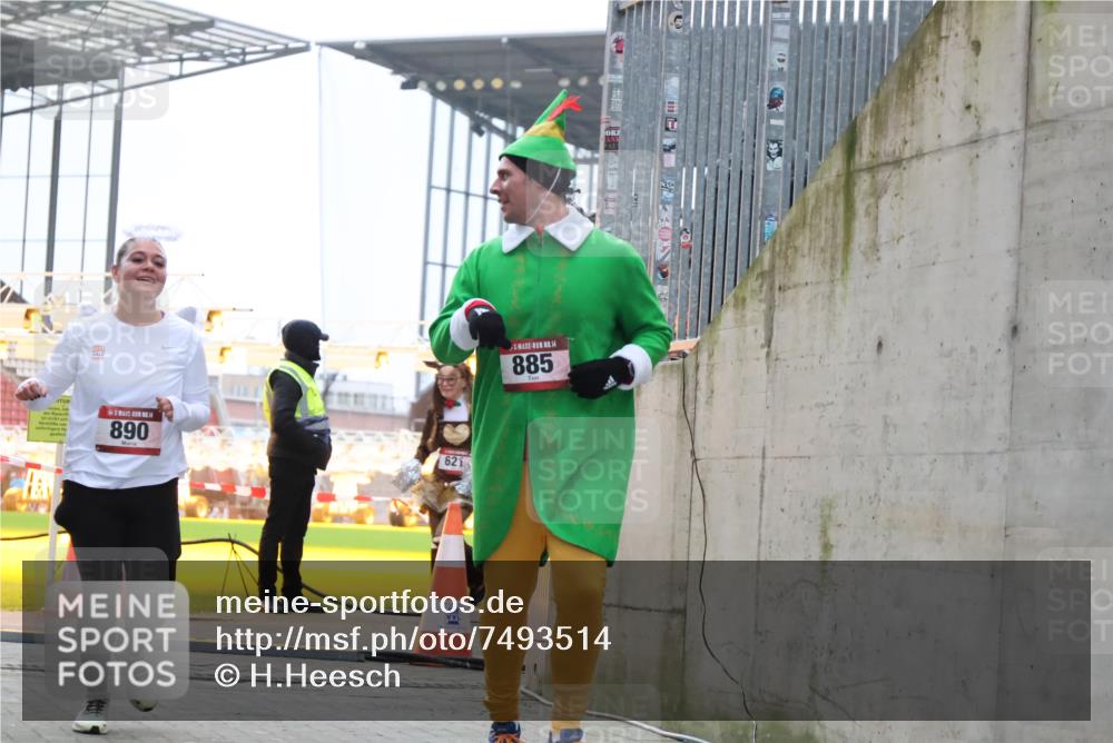 08.12.2024 - St. Pauli X-Mass-Run No. 14 H.Heesch http://msf.ph/oto/7493514 08.12.2024 10:06:53 Ziel 78, 529, 3257, 3259, 621, 698, 795, 885, 890, 1424, 3259 meine-sportfotos.de
