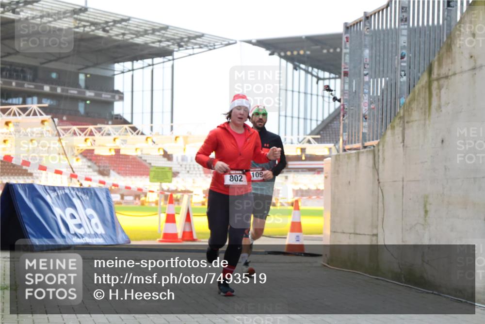 08.12.2024 - St. Pauli X-Mass-Run No. 14 H.Heesch http://msf.ph/oto/7493519 08.12.2024 09:58:42 Ziel 55, 880, 1075, 1080, 1396, 1397, 2872, 49, 802, 1864, 2428, 2984, 3109 meine-sportfotos.de