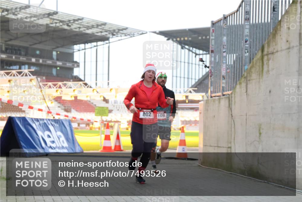 08.12.2024 - St. Pauli X-Mass-Run No. 14 H.Heesch http://msf.ph/oto/7493526 08.12.2024 09:58:42 Ziel 55, 880, 1075, 1080, 1396, 1397, 2872, 49, 802, 1864, 2428, 2984, 3109 meine-sportfotos.de