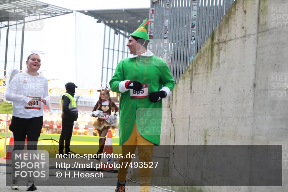 08.12.2024 - St. Pauli X-Mass-Run No. 14 H.Heesch http://msf.ph/oto/7493527 08.12.2024 10:06:53 Ziel 78, 529, 3257, 3259, 621, 698, 795, 885, 890, 1424, 3259 meine-sportfotos.de