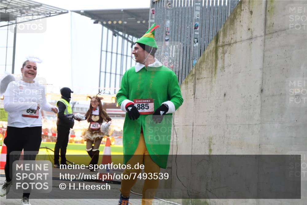08.12.2024 - St. Pauli X-Mass-Run No. 14 H.Heesch http://msf.ph/oto/7493539 08.12.2024 10:06:53 Ziel 78, 529, 3257, 3259, 621, 698, 795, 885, 890, 1424, 3259 meine-sportfotos.de