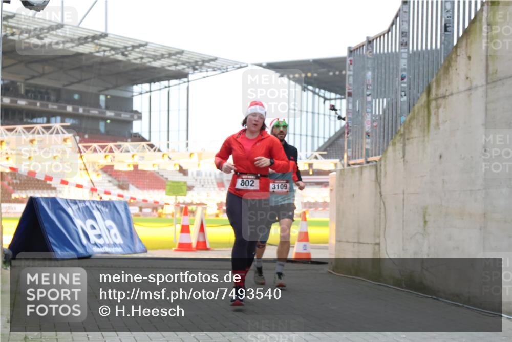 08.12.2024 - St. Pauli X-Mass-Run No. 14 H.Heesch http://msf.ph/oto/7493540 08.12.2024 09:58:42 Ziel 55, 880, 1075, 1080, 1396, 1397, 2872, 49, 802, 1864, 2428, 2984, 3109 meine-sportfotos.de