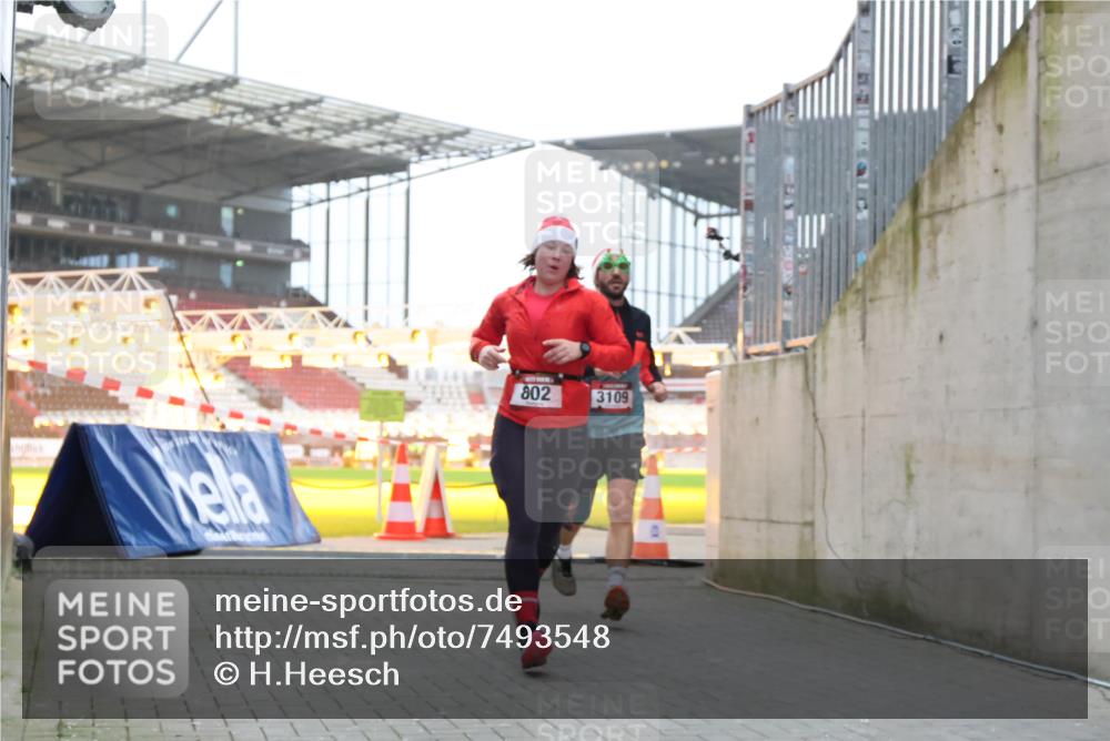 08.12.2024 - St. Pauli X-Mass-Run No. 14 H.Heesch http://msf.ph/oto/7493548 08.12.2024 09:58:42 Ziel 55, 880, 1075, 1080, 1396, 1397, 2872, 49, 802, 1864, 2428, 2984, 3109 meine-sportfotos.de