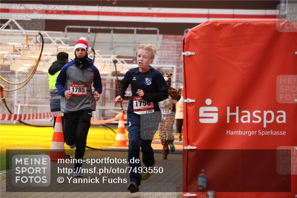 08.12.2024 - St. Pauli X-Mass-Run No. 14 Yannick Fuchs http://msf.ph/oto/7493550 08.12.2024 10:52:19 Ziel 559, 1133, 1756, 1785, 2304 meine-sportfotos.de