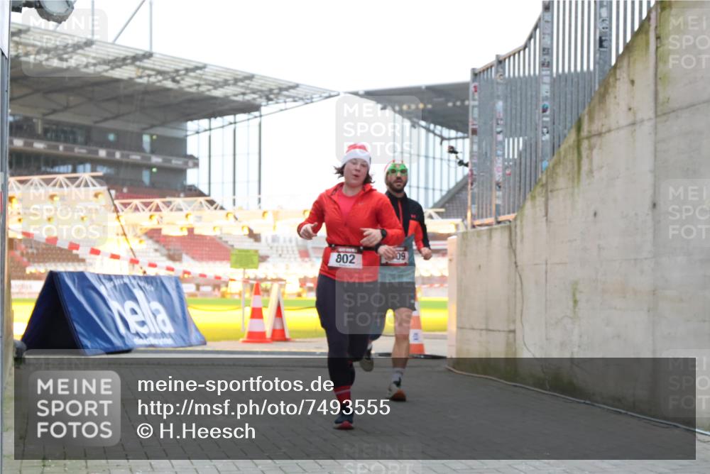 08.12.2024 - St. Pauli X-Mass-Run No. 14 H.Heesch http://msf.ph/oto/7493555 08.12.2024 09:58:42 Ziel 55, 880, 1075, 1080, 1396, 1397, 2872, 49, 802, 1864, 2428, 2984, 3109 meine-sportfotos.de