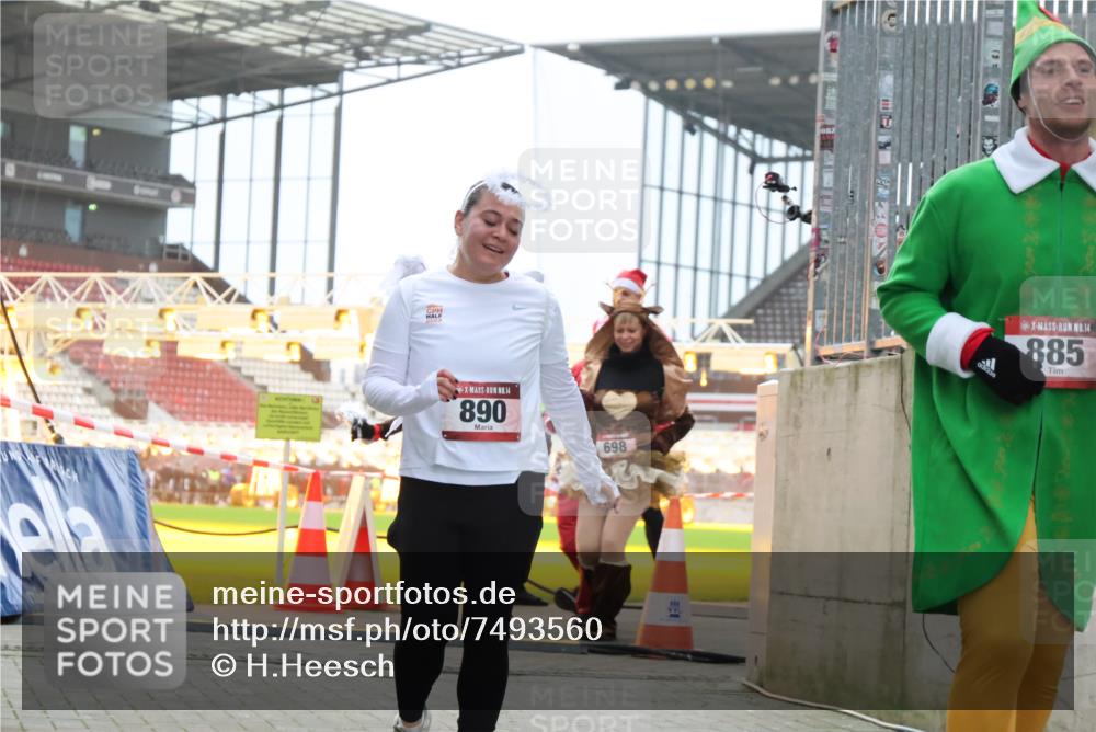 08.12.2024 - St. Pauli X-Mass-Run No. 14 H.Heesch http://msf.ph/oto/7493560 08.12.2024 10:06:54 Ziel 78, 529, 3257, 3259, 621, 698, 795, 885, 890, 1424, 1786, 2751 meine-sportfotos.de