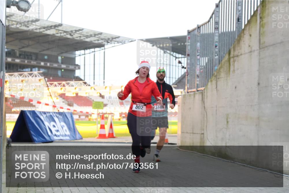 08.12.2024 - St. Pauli X-Mass-Run No. 14 H.Heesch http://msf.ph/oto/7493561 08.12.2024 09:58:42 Ziel 55, 880, 1075, 1080, 1396, 1397, 2872, 49, 802, 1864, 2428, 2984, 3109 meine-sportfotos.de