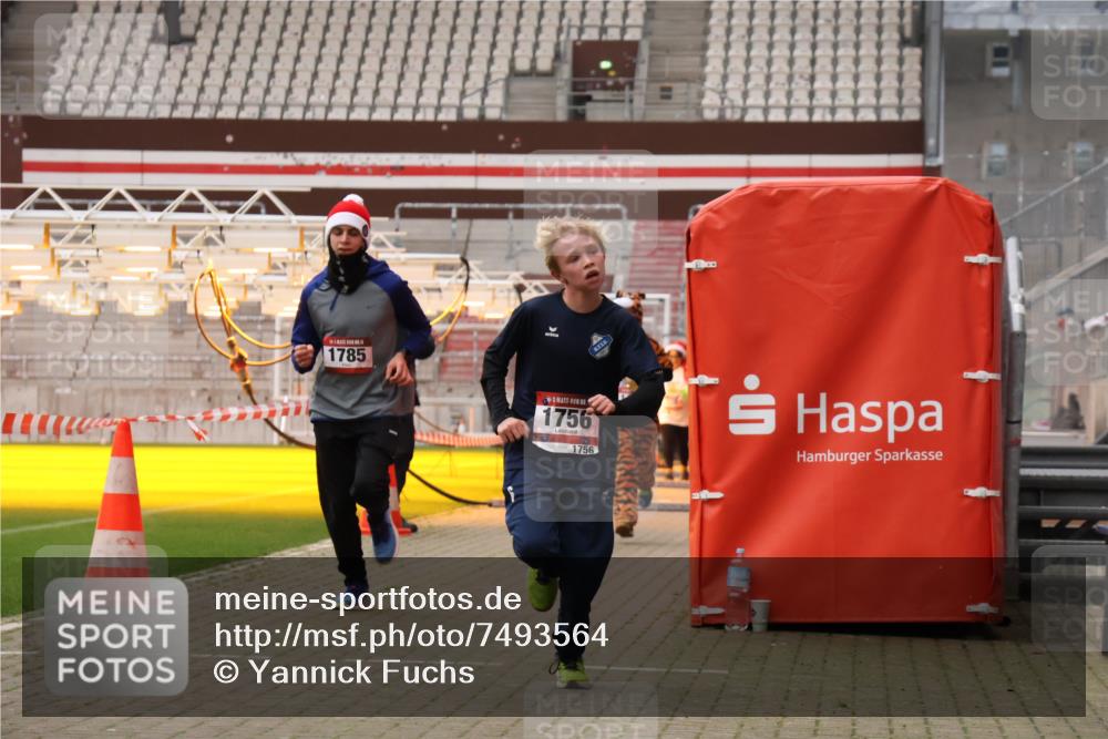08.12.2024 - St. Pauli X-Mass-Run No. 14 Yannick Fuchs http://msf.ph/oto/7493564 08.12.2024 10:52:20 Ziel 559, 1133, 1756, 1785, 2304 meine-sportfotos.de
