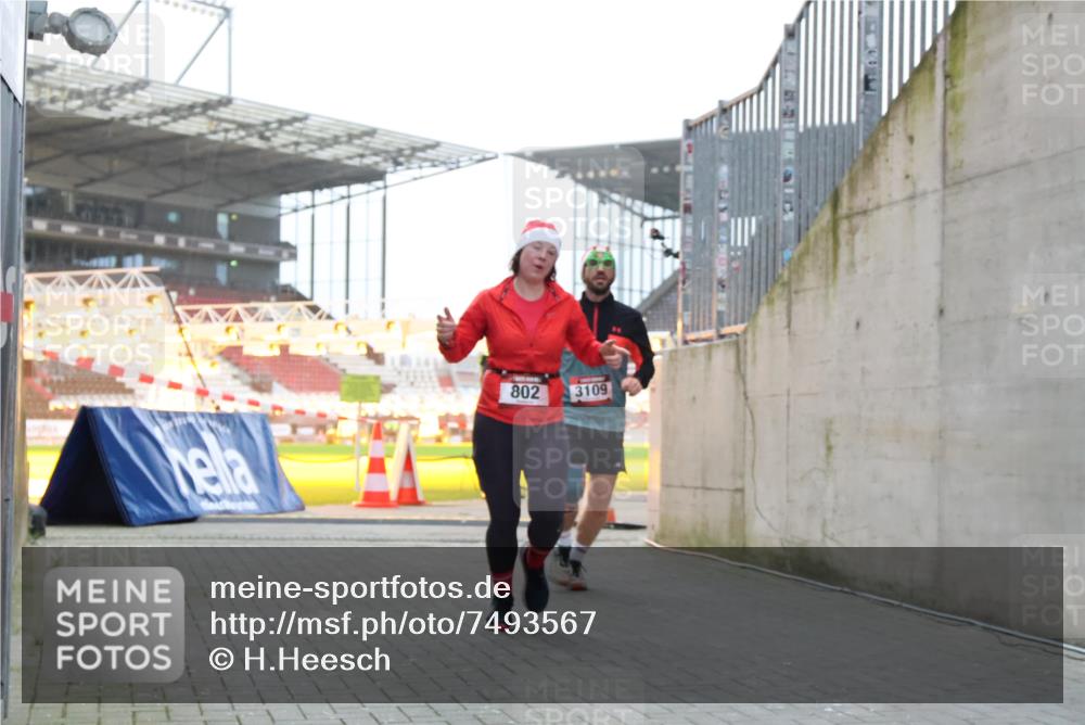 08.12.2024 - St. Pauli X-Mass-Run No. 14 H.Heesch http://msf.ph/oto/7493567 08.12.2024 09:58:42 Ziel 55, 880, 1075, 1080, 1396, 1397, 2872, 49, 802, 1864, 2428, 2984, 3109 meine-sportfotos.de